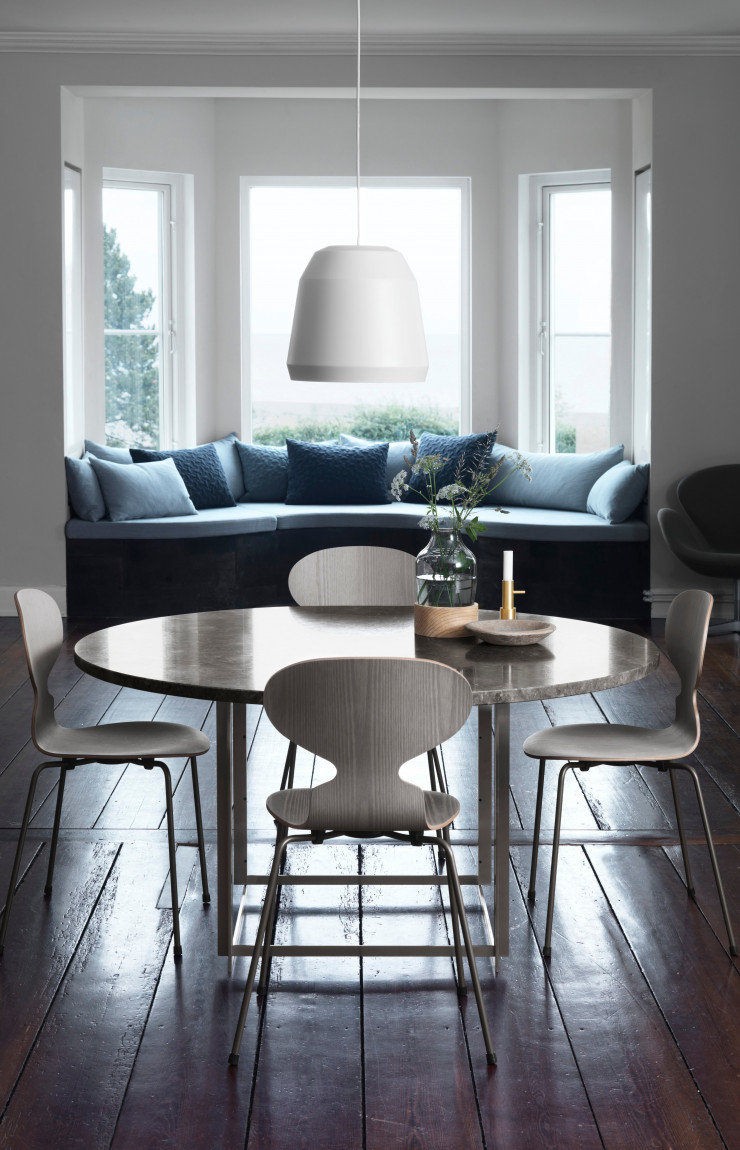 Cette réédition met en valeur les formes originelles de la chaise d’Arne Jacobsen, notamment sa taille cintrée qui lui valu son nom de Fourmi.