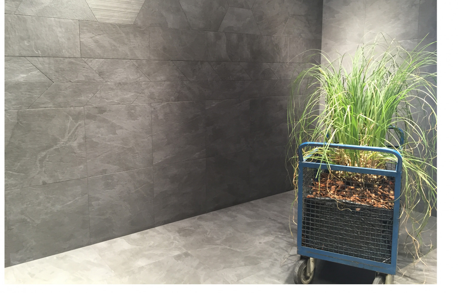 VitrA VitrA Pro Tiles Collection, Techslate, revêtement céramique texture coloris anthracite à formes géométriques.