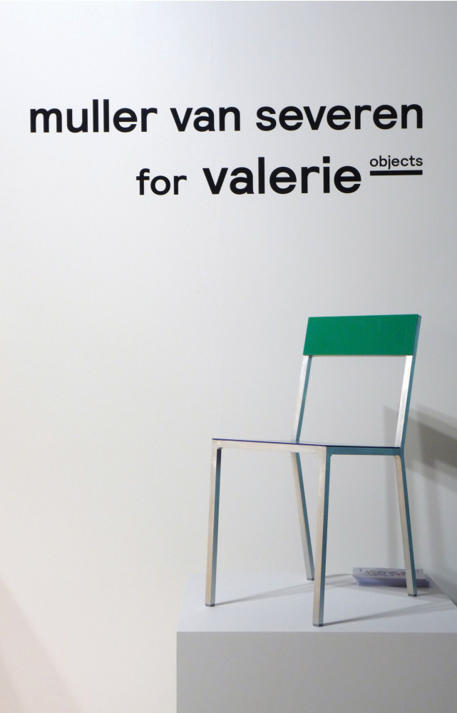 Chez Valerie Objects, la chaise Alu de Muller-Van Severen s’incruste de plus en plus dans nos mémoires....