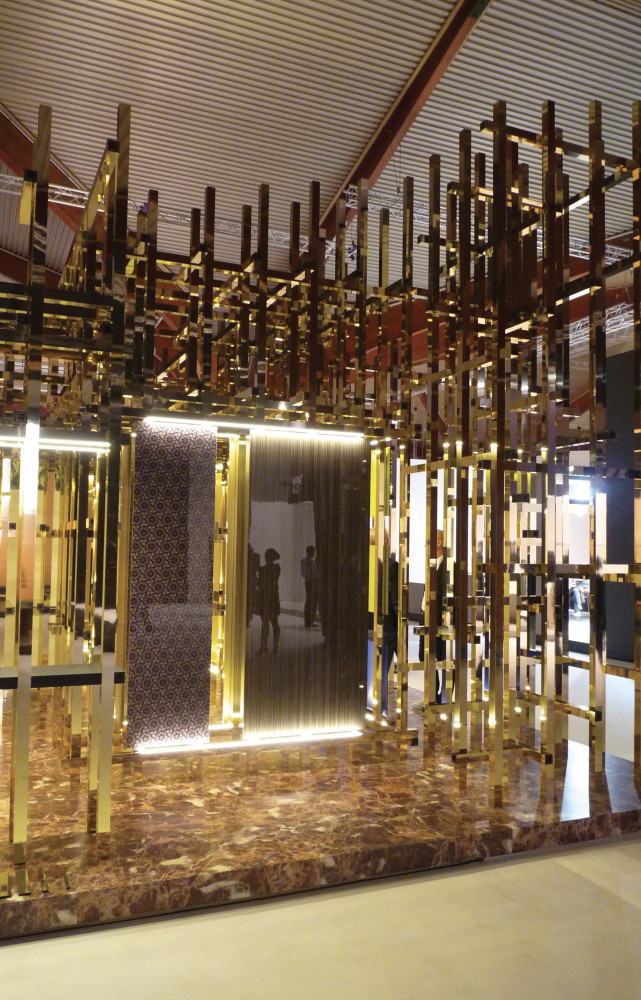 La Biennale Intérieur est un paradoxe. Les exposants sont cordiaux, détendus… mais durs en affaires ! Les...