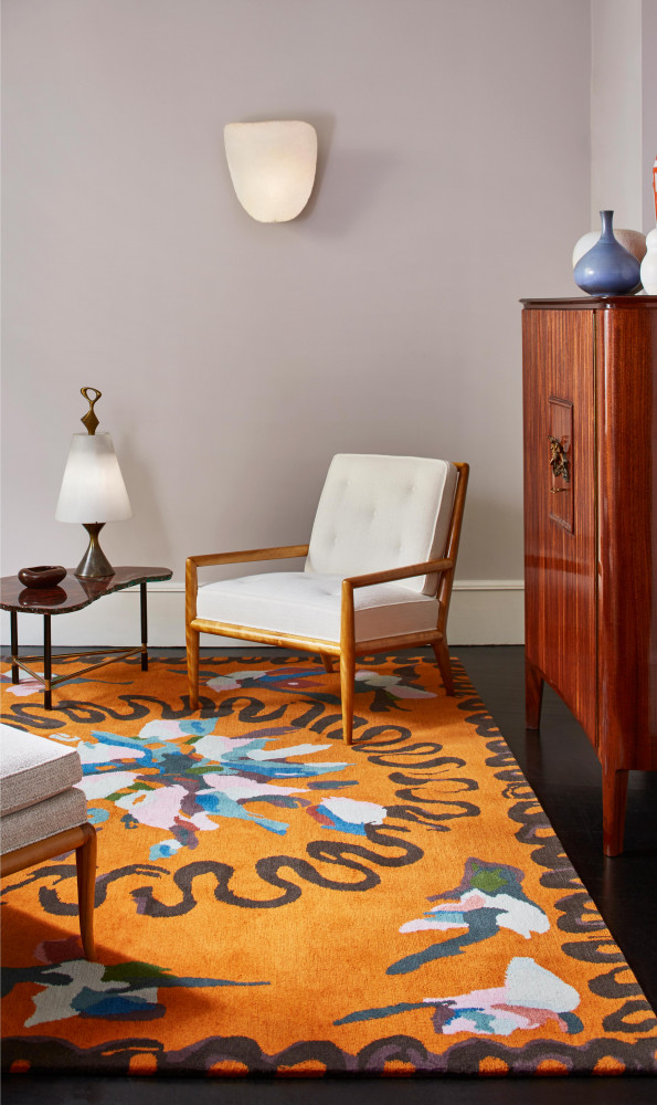 Rien de tel qu’un décor de collectionneur pour découvrir le tapis Eloge. Aux pieds d’un buffet d’Osvaldo...