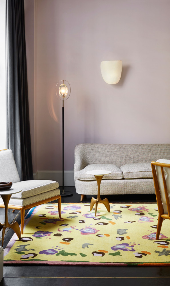 Mélange jaune et rose, lampadaire de Max Ingrand, canapé de Gio Ponti, chaise de Terence Harold Robsjohn-Gibbings,...