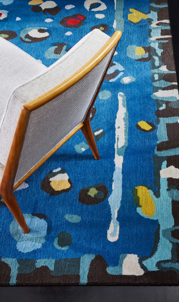 Le tapis Songe se marierait bien avec du mobilier de Gio Ponti mais ici, c’est du Robsjohn-Gibbings...