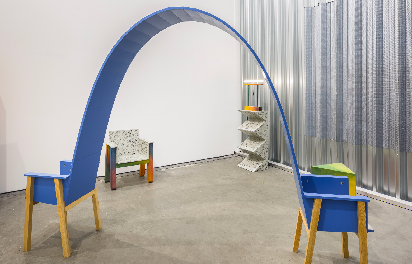 Venue de Copenhague, Maria Foerlev (galerie Etage Projects) présentait le travail du joyeux Fredrik Paulsen, designer parfaitement...