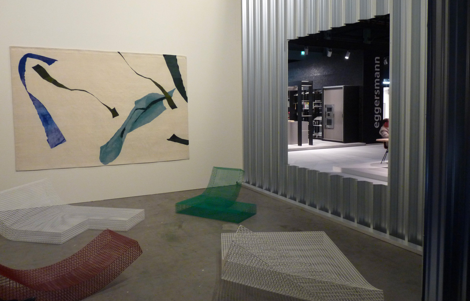 La galerie Valerie Traan d’Anvers présentait les sièges en résille métallique du duo Muller-Van Severen mais aussi...