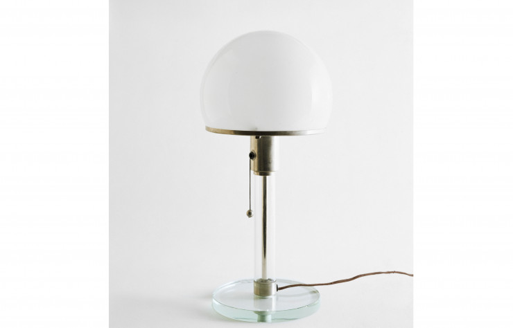 En 1923, Wilhelm Wagenfeld crée la fameuse Bauhauslampe, en associant le verre au nickel, un matériau que l’industrie découvre dans les années 1920.