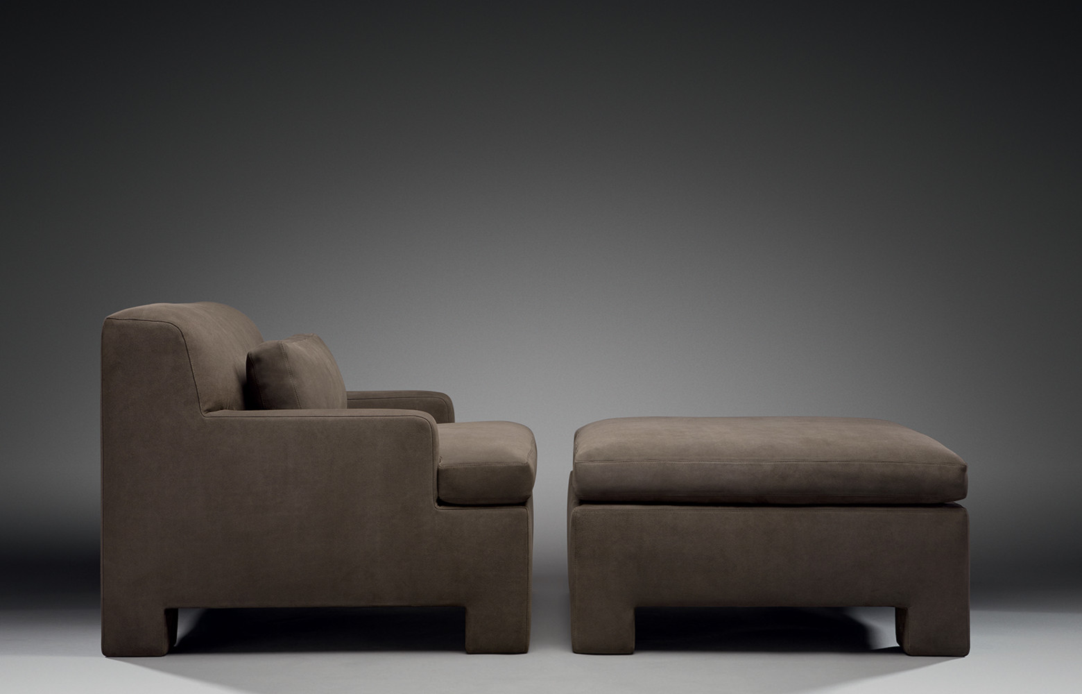 Le fauteuil Rudi et son repose pieds sont une alternative contemporaine aux assises de haut vol de...