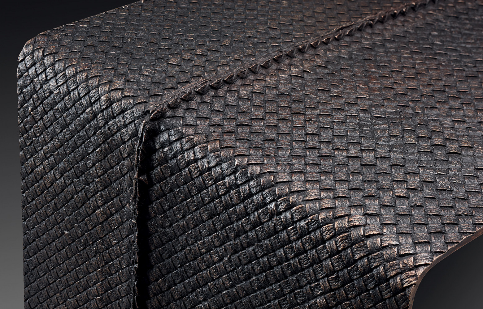On retrouve l’ intrechiatto, le motif de cuir tressé omniprésent dans les créations de Bottega Veneta, interprété...