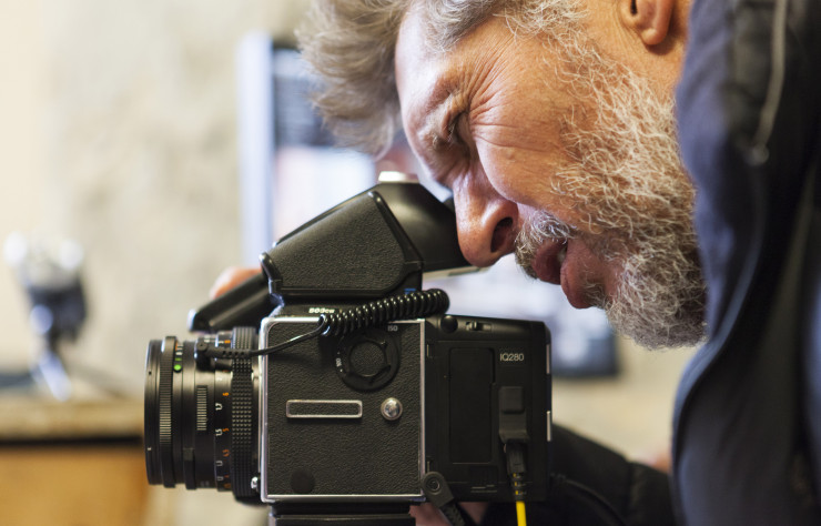 Erwin Olaf en train de photographier.