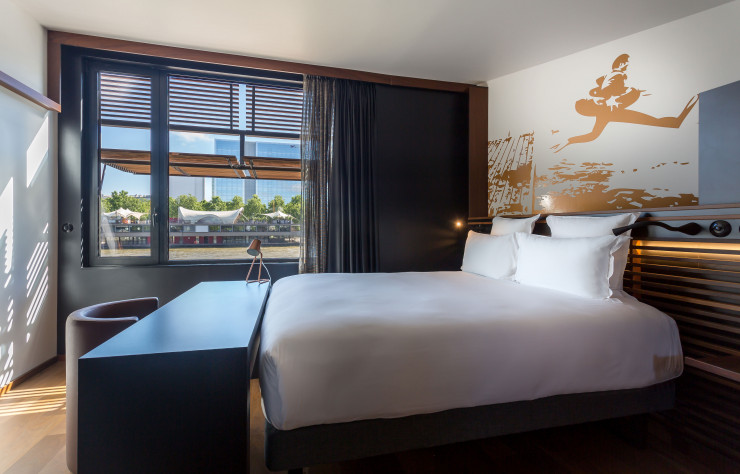 Depuis le lit de la suite Horizon, on voit défiler péniches et bateaux-mouches…