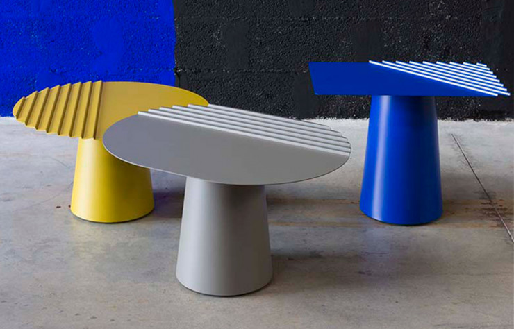 Les trois tables basses « Wind » arborent un plateau dont près de la moitié de la surface est plisséeé comme un éventail.