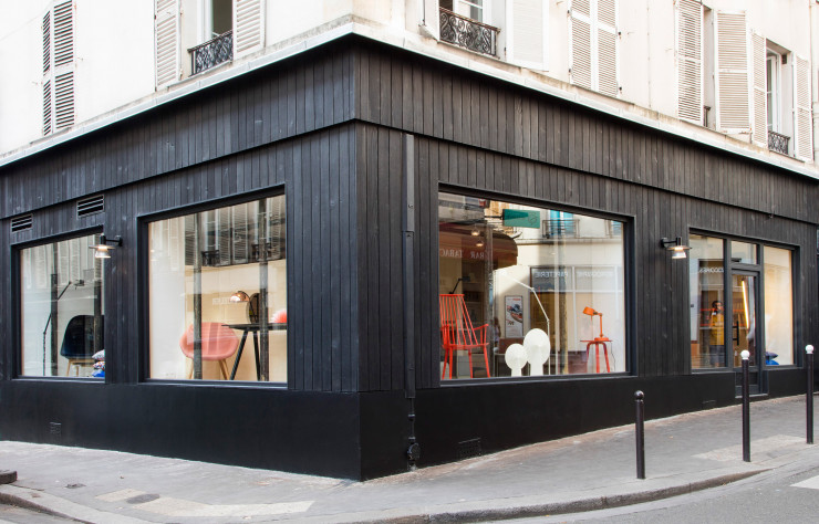 À Paris, la troisième enseigne Blou a soigné ses atours, intérieurs et extérieurs, pour mettre en valeur un mobilier qui s’inscrit aussi bien dans les intérieurs des particuliers que dans les lieux de travail. Un nouvel élan vers l’univers du bureau…