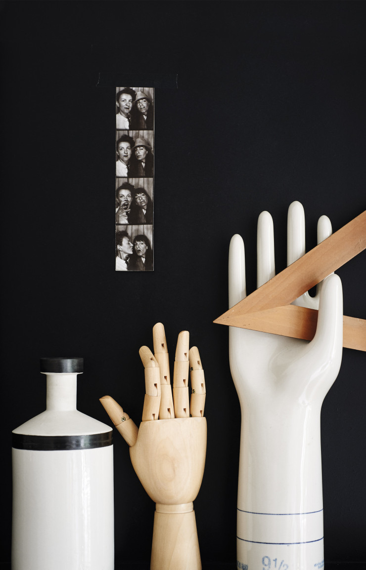 Comme dans une toile de Giorgio Morandi, le moindre vase (Spotti Edizioni, 2012) ou souvenir de Photomaton compose des micro-natures mortes.
