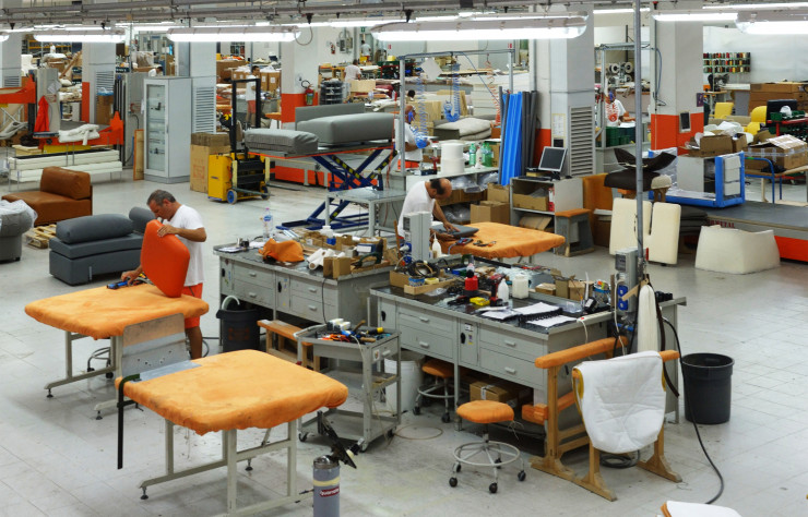 Véritable temple de la création et du savoir-faire, l’atelier, avec ses espaces dédiés à la fabrication des sièges pour les particuliers, pour la division Interiors in Motion et pour le contract, monopolise 34 000 m2 sur les 41 000 m2 que compte l’usine au total.