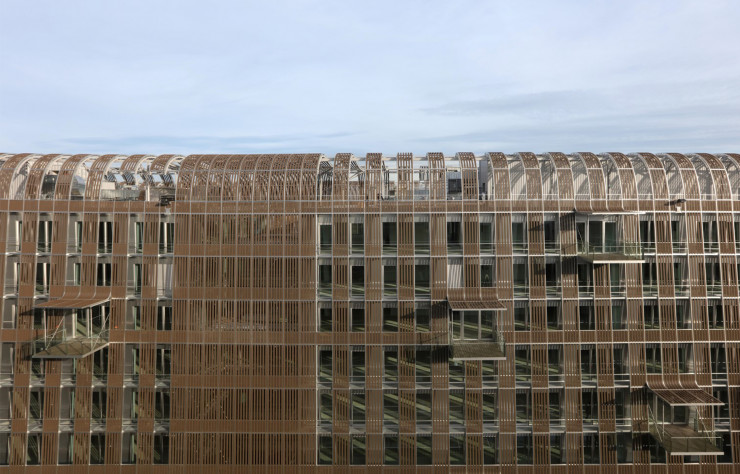 Un immeuble d’habitation ? Non, il s’agit bel et bien des bâtiments d’une banque de renom. L’enveloppe est constituée d’une trame en bois reconstitué, une technique japonaise très efficace pour se conformer aux exigences thermiques.