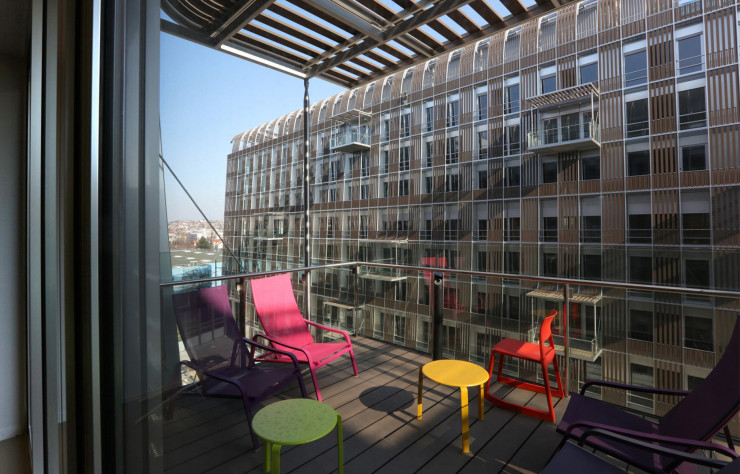 Chaque bureau bénéficie d’une vue sur l’extérieur. C’était le souhait de l’architecte que l’usager du bâtiment « se sente bien dans l’espace, [et] que se dégage une perception sensuelle de la lumière et des matériaux ».
