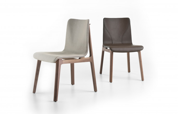 Les chaises « Babette », aux lignes sinueuses dessinées par Umberto Asnago, sont évidemment proposées avec une finition cuir, la spécialité d’I 4 Mariani.