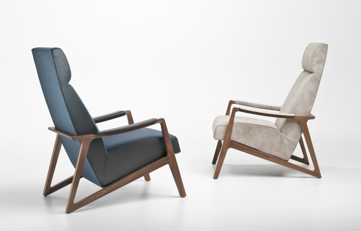 Avec une structure en noyer massif, le fauteuil « Barley », signé Umberto Asnago, rend hommage aux formes iconiques des années 60.