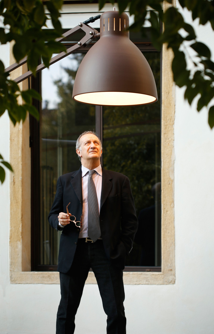 Le lampadaire « The Great JJ » est une réinterprétation monumentale de la célèbre lampe de table JJ que Jac Jacobsen a créée en 1937.