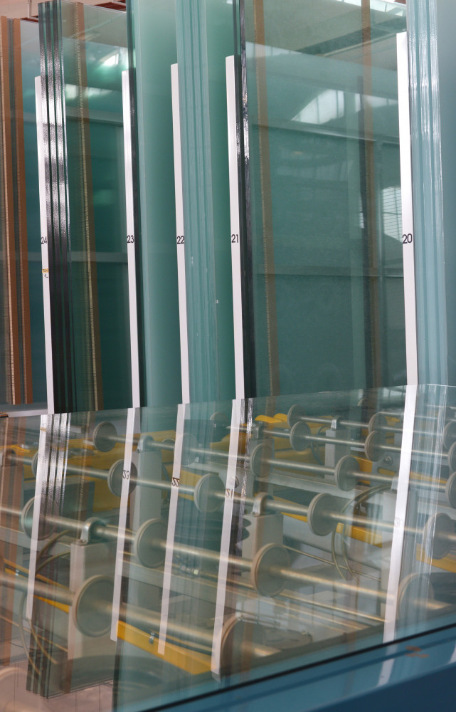 Les « jumbo », immenses plaques de verre, sont livrées dans diverses épaisseurs et finitions avant d’être...
