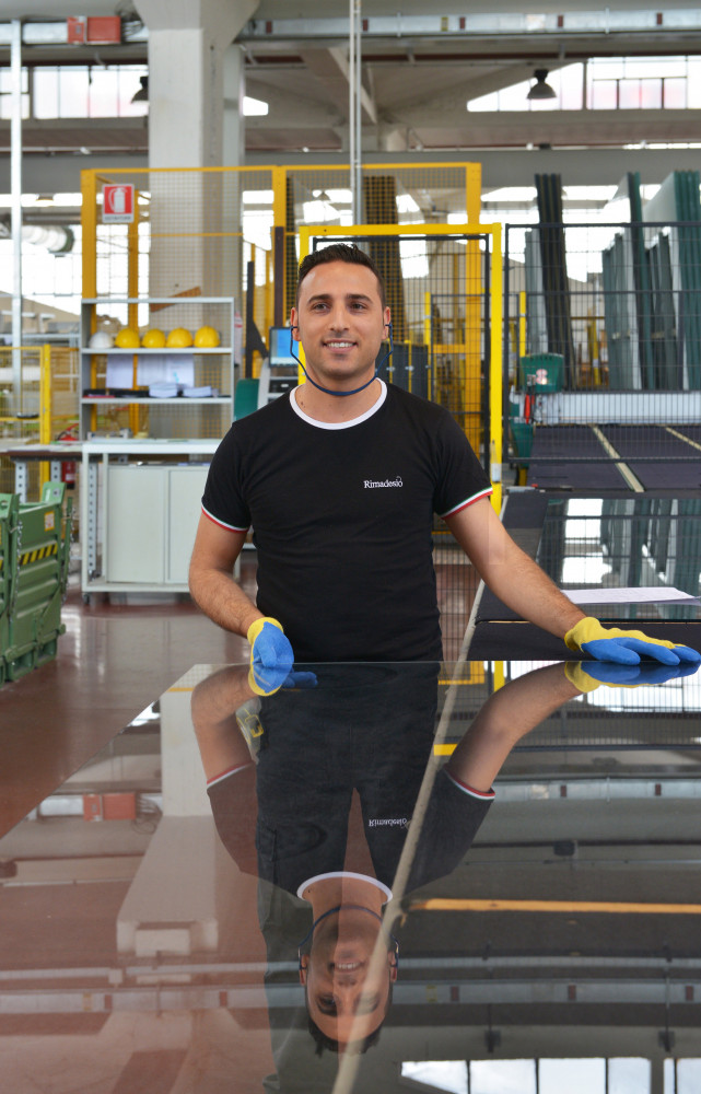 Le verre est découpé par une machine différente selon qu’il est stratifié ou trempé. Le processus est...