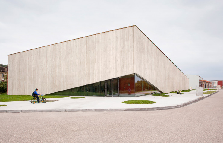 Gymnase à Neuves-Maisons, en Meurthe-et-Moselle (2013).