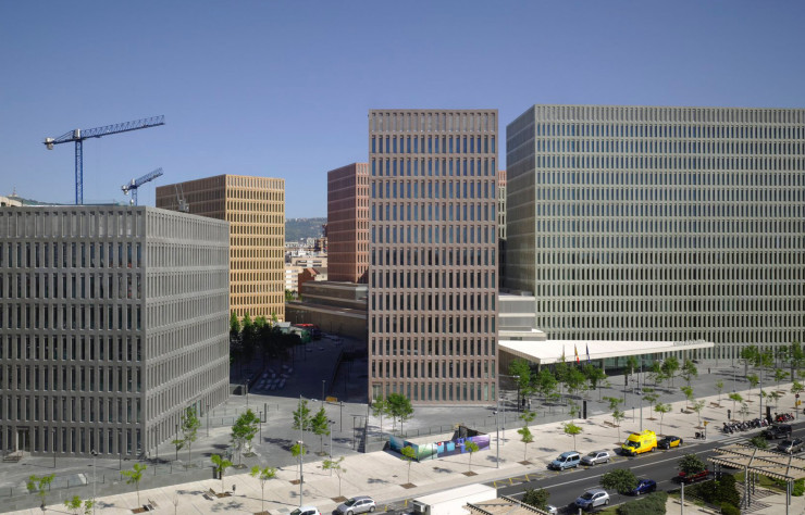 À Barcelone, David Chipperfield aussi a conçu en 2011 une nouvelle cité judiciaire : une série de bâtiments aux façades sérielles dont seule la couleur varie.