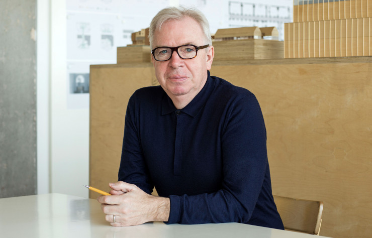 De David Chipperfield, ses détracteurs disent que son architecture est ennuyeuse, autoritaire et sans panache. Ses aficionados, en revanche, n’y voient que rigueur, perfection, maîtrise extrême et un ascétisme bienvenu.