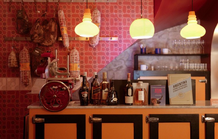 Sur un meuble du restaurant Unico Amélie, exportation du concept Unico côté rive gauche de la Seine, le livre de cuisine dans lequel Marcelo Joulia a invité des grands chefs à donner leur vision de la gastronomie de son pays d’origine : Argentina, cuisine authentique et recettes des chefs (Hachette cuisine).