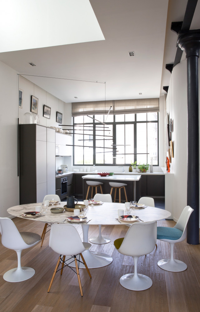 Le loft du haut présente un immense plateau regroupant les différents espaces à vivre. Table en marbre...