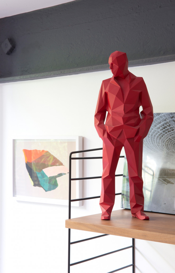 Étagère « String » de Nils Strinning (Made in Design) et sculpture « Laurent » de Xavier Veilhan (Galerie Perrotin).