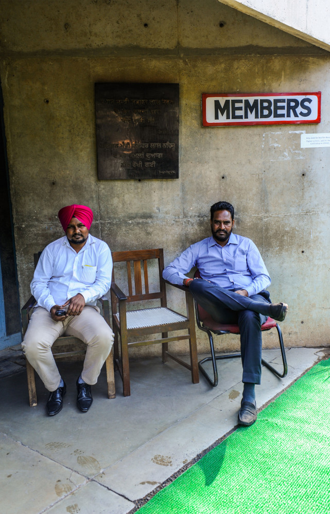 Gardes à l’une des entrées de l’Assemblée dans le complexe du Capitole.