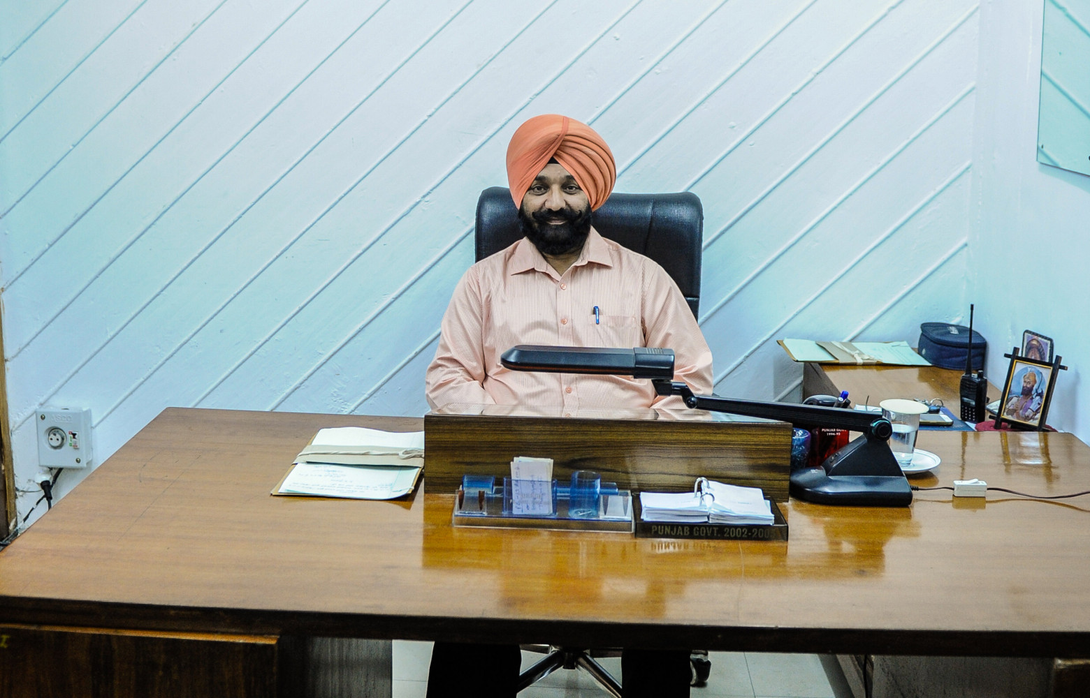 Les fonctionnaires sikhs travaillent encore sur des tables réalisées par Pierre Jeanneret et éclairées de lampes d’époque....