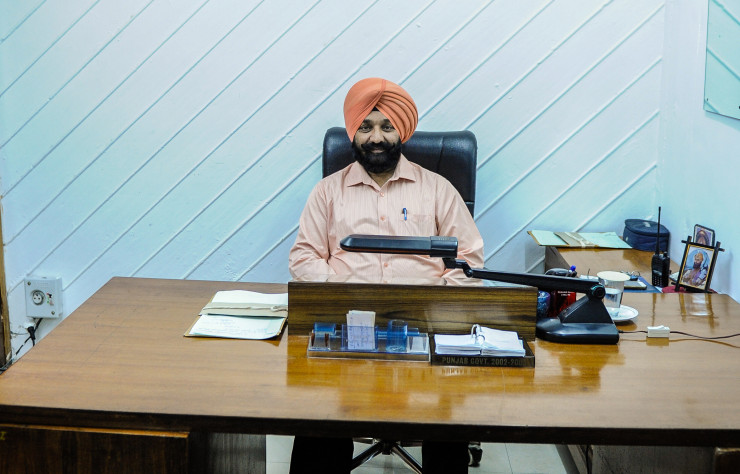 Les fonctionnaires sikhs travaillent encore sur des tables réalisées par Pierre Jeanneret et éclairées de lampes d’époque. Seul le climatiseur est contemporain !