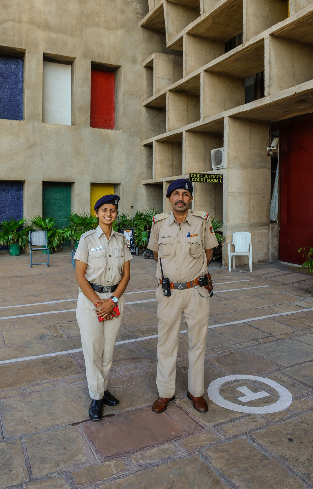 Au pied des arches colorées de la Haute Cour, l’un des premiers bâtiments à s’offrir au regard...