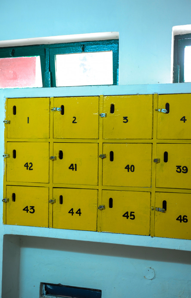 Casiers à la piscine dessinée par Jane Drew - qui signera aussi des logements privés ou de...