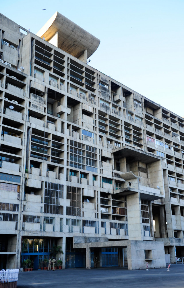 Le Secrétariat, sa façade et ses coursives.