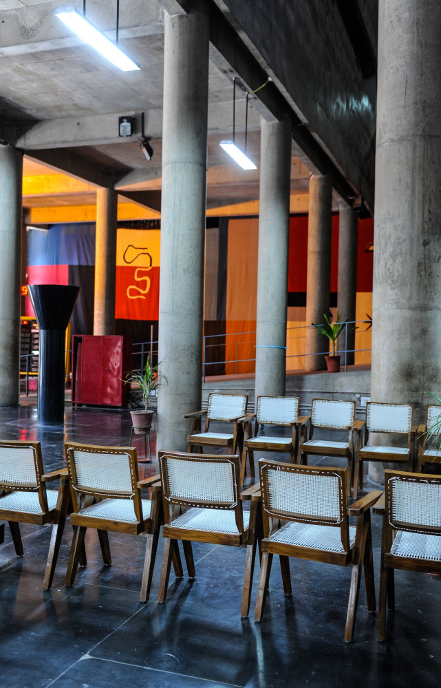 Le hall du palais de l’Assemblée : au fond, l’une des neuf tapisseries réalisées par le maître...