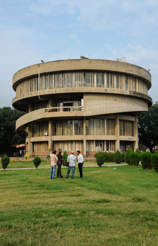 L’université du Panjab et ses arrondis, dans le secteur 14, avec sa rampe d’accès extérieure, typique des...
