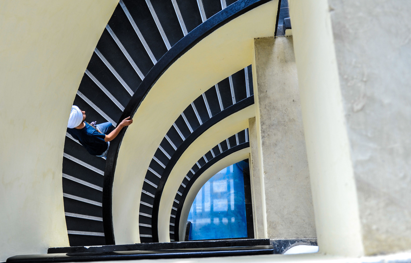 L’escalier en marbre noir et blanc de l’AC Joshi Library.
