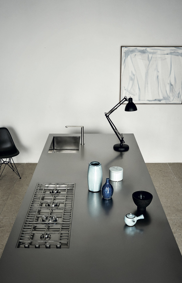 Le plan de travail en Inox d’à peine 4 mm d’épaisseur confère à cette composition « Unit » un aspect très professionnel.