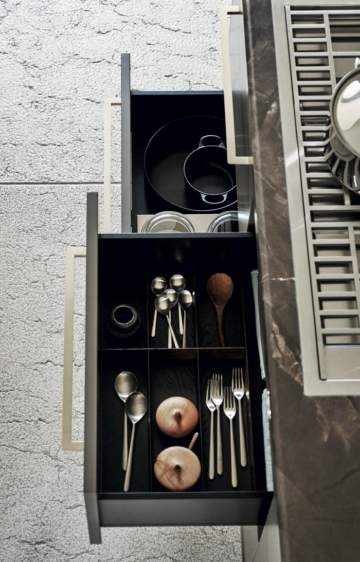 L’aménagement intérieur « Fineline » en chêne massif foncé s’allie à la façade du casserolier en laque Laguna et offre une fonctionnalité maximale pour loger les couverts et les ustensiles de cuisine.