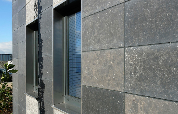 En façade, modèle « EnoStone Wall Base », des Carrières du Hainaut.