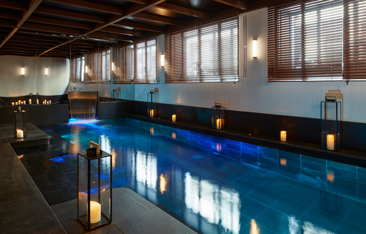 Bien qu’implantée au sous-sol, la piscine bénéficie d’un éclairage naturel.