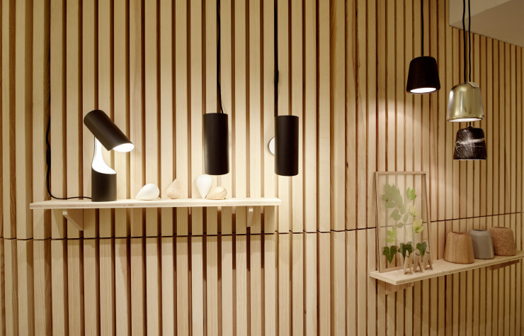 Les lattes de bois clair qui habillent les murs créent une ambiance accueillante et cosy.