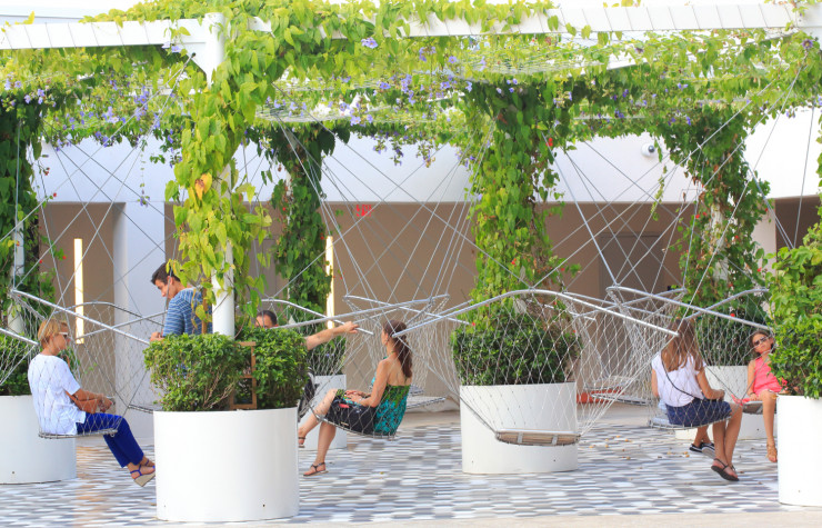 Le Palm Court est la « place du village » du Design District avec des installations signées Sou Fujimoto, Konstantin Grcic…