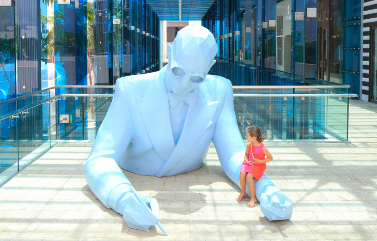 Dans le Design District, une sculpture de Xavier Veilhan rend hommage à Le Corbusier.