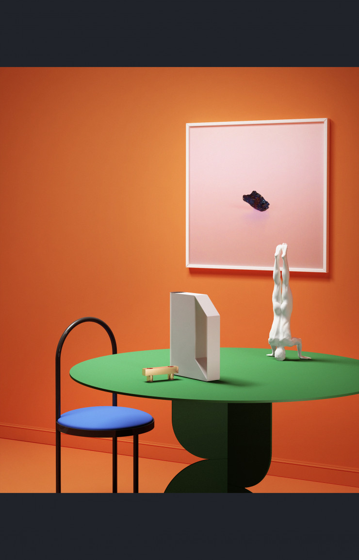 Photo Pink d’Alexandra Lethbridge (Galerie Circulation(s)). Chaise auto-éditée Altar de Lee Broom, table Pepper de François Champsaur (Pouenat), bougeoir 721 Grams d’Isabell Gatzen (& Tradition) et arrosoir Watering Can (Clemens Auer). Murs et sol revêtus de l’émulsion mate Charlotte’s Locks 268 (Farrow & Ball).