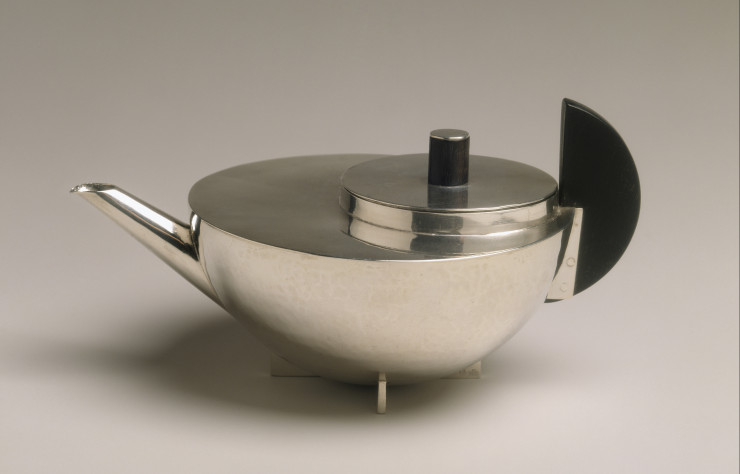 Théière Bauhaus en argent et ébène de Marianne Brandt (1924).