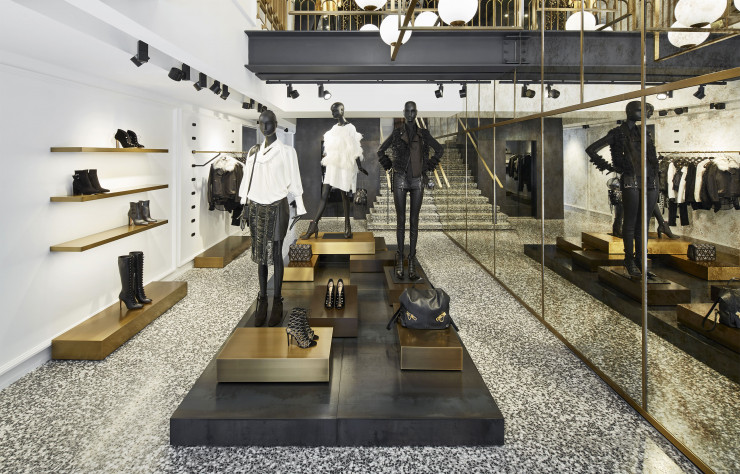 Entre dorures, marbre et miroirs, le style est à la fois sur les mannequins et tout autour…